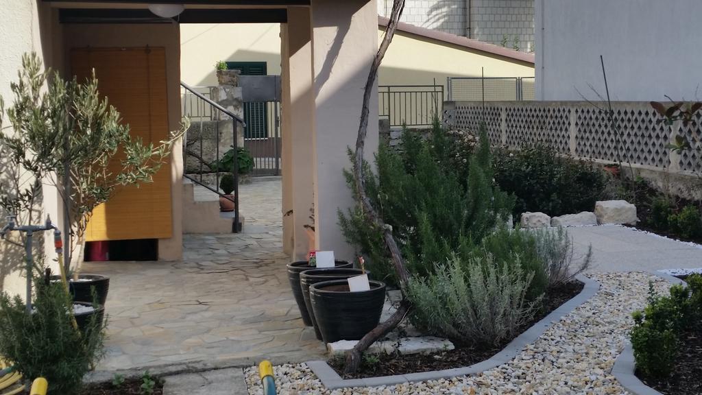 Apartments Mali Raj Vranjic Стая снимка