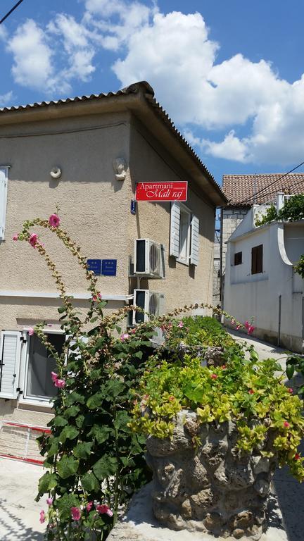 Apartments Mali Raj Vranjic Стая снимка